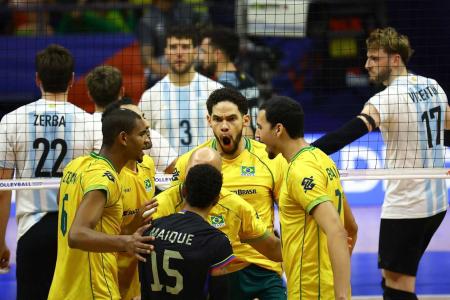 Jogadores do Brasil celebram ponto contra a Argentina na VNL 2026