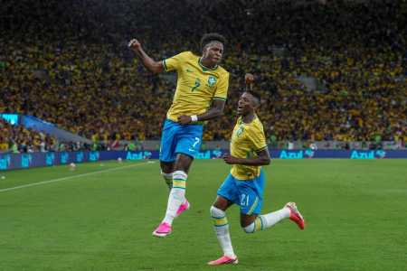 Vinicius Jr. e Luiz Henrique comemoram primeiro gol do Brasil na goleada por 6 a 2 sobre o Panamá