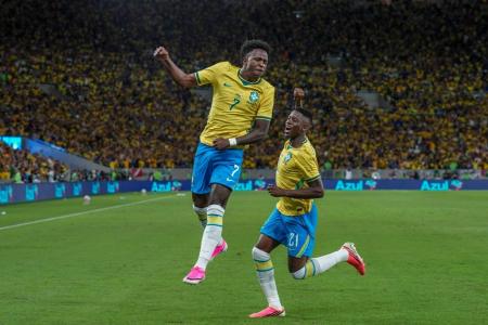 Vinicius Jr. e Luiz Henrique comemoram primeiro gol do Brasil na goleada por 6 a 2 sobre o Panamá