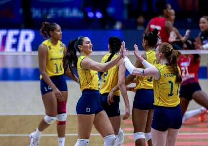 Jogadoras do Brasil comemoram ponto na VNL Feminina