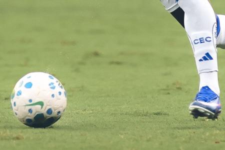 Bola do Campeonato Brasileiro de 2026 conduzida por um jogador do Cruzeiro