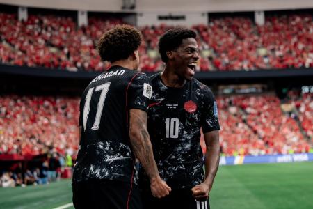 Jonathan David e Buchanan celebram gol do Canadá