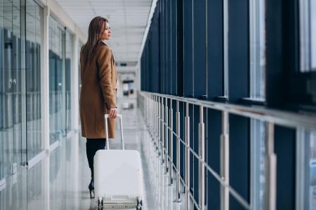 Mulher com mala em um aeroporto