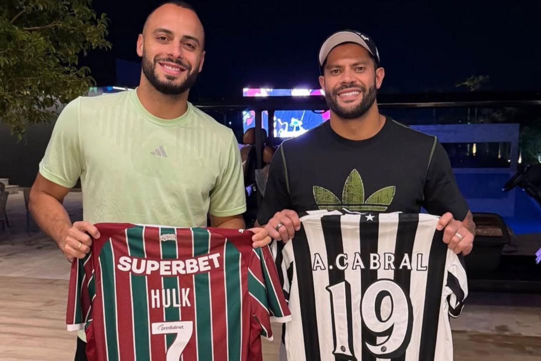 Arthur Cabral, centroavante do Botafogo posa com Hulk, ídolo do Atlético