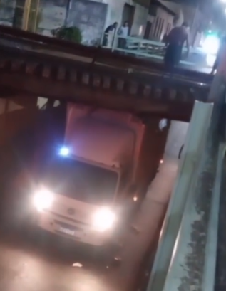 Caminhão baú fica enganchado sob viaduto e causa interdiação no centro de Montes Claros