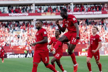 Cyle Larin (9) marcou o gol que garantiu o ponto canadense