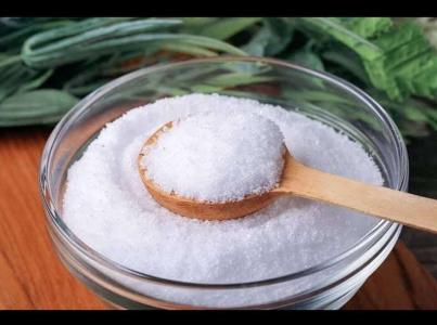 Xilitol, stevia e sucralose apresentam características distintas de sabor, calorias e impacto na glicemia.