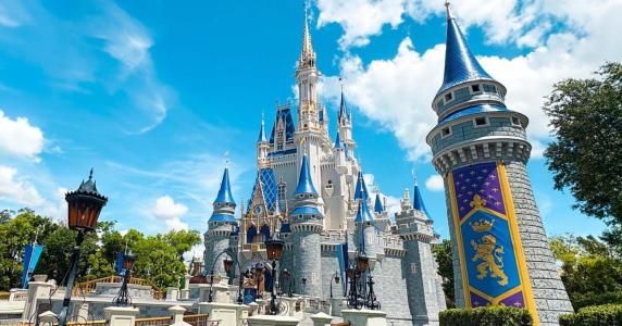 Principal símbolo do Magic Kingdom, o Castelo da Cinderela voltou a exibir os tradicionais tons de azul, dourado e cinza.