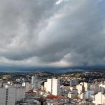 Alerta meteorológico promete surpreender com chuvas fortes, raios e temporais no Sudeste