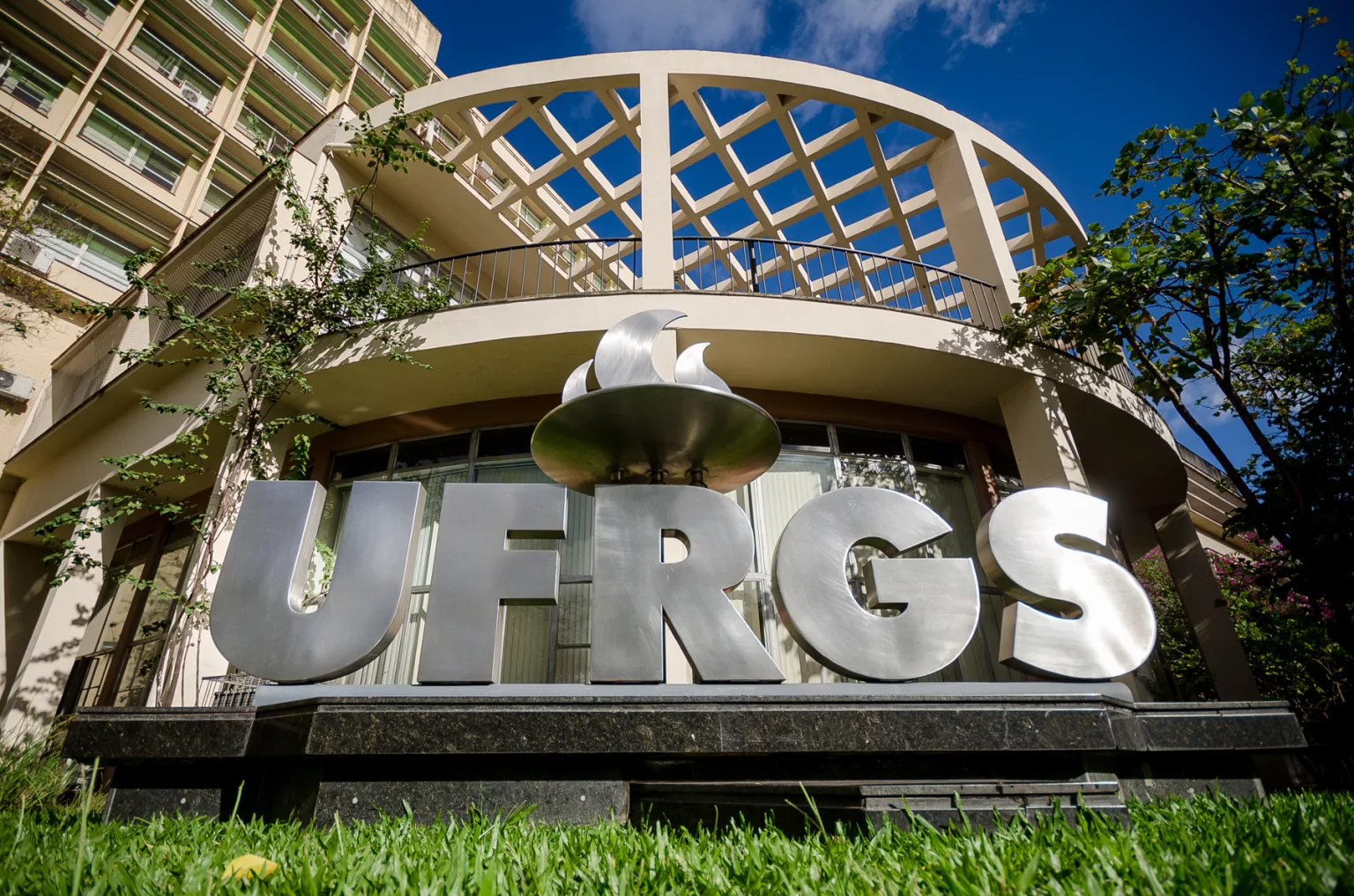 UFRGS abre seleção para professor e oferece salários de até R$ 13,7 mil