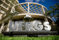 UFRGS abre seleção para professor e oferece salários de até R$ 13,7 mil