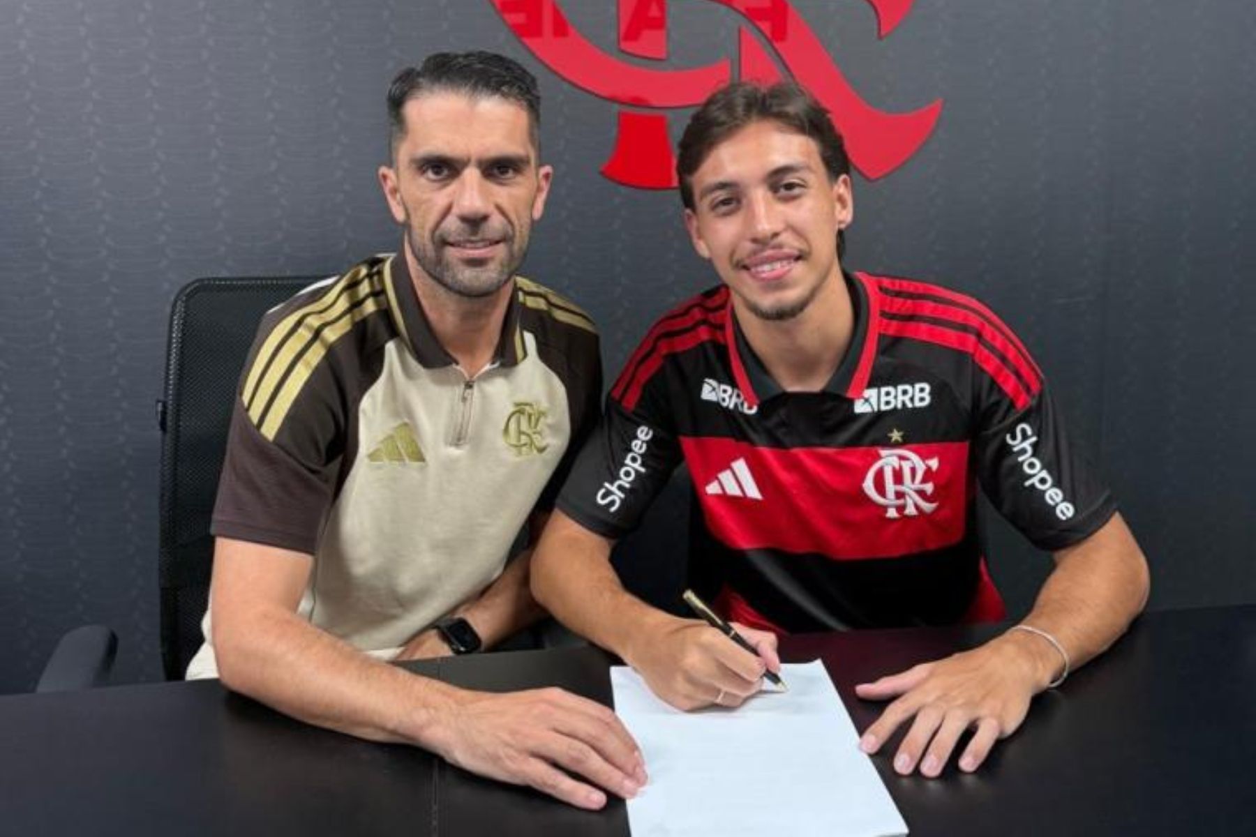 Meio-campista do Flamengo renova e celebra: 'Muito feliz e grato'