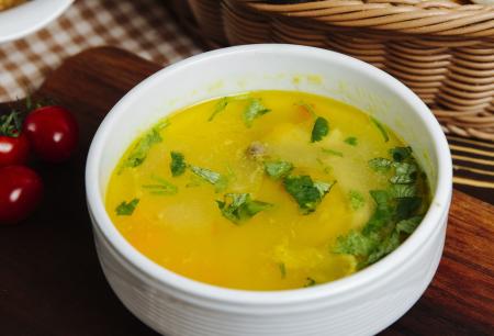 Sopa de galinha, cenoura, batata, verduras, vista lateral