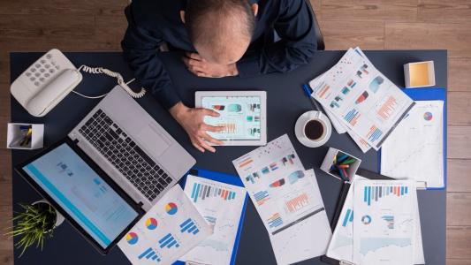 Organizar as finanças envolve uma relação mais consciente com o dinheiro, segundo especialistas
