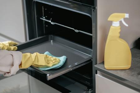 Saiba como limpar o forno e fogão de forma prática