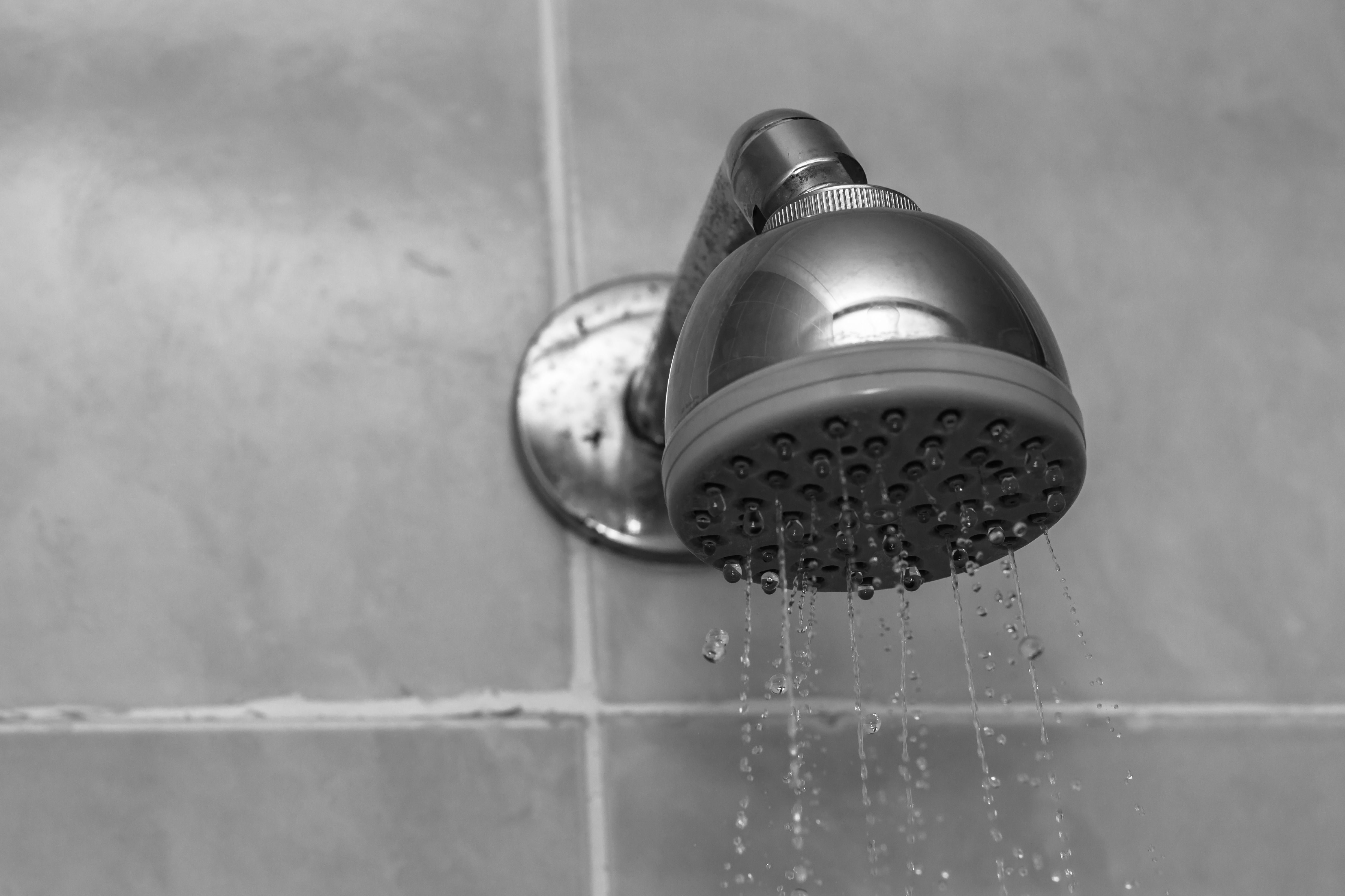 Como desentupir pequenos buracos do chuveiro e fazer com que a água volte a fluir com força