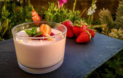 Com poucos ingredientes e preparo simples, a receita combina cremosidade, sabor e os benefícios nutricionais do morango.