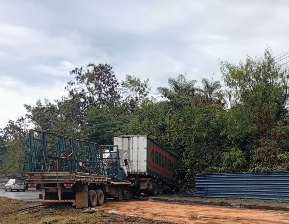 Batida entre caminhão e semirreboque mata uma pessoa em Montes Claros neste sábado