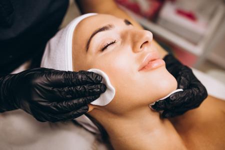 Com cuidados simples e produtos indicados para cada tipo de pele, é possível remover impurezas e melhorar a textura do rosto sem sair de casa