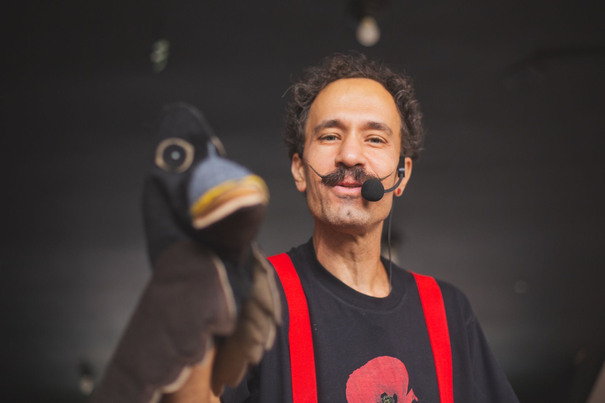 Quando o futebol encontra a poesia: Edu Pio lança livro-álbum infantil 'Bola' em BH