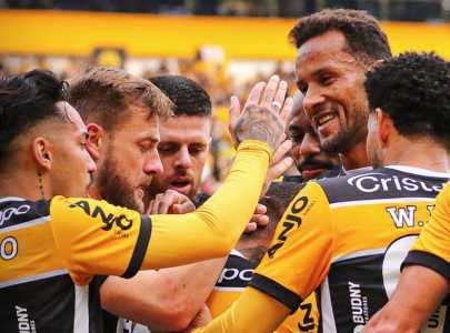 Jogadores do Criciúma celebram gol sobre o São Bernardo na Série B 2026