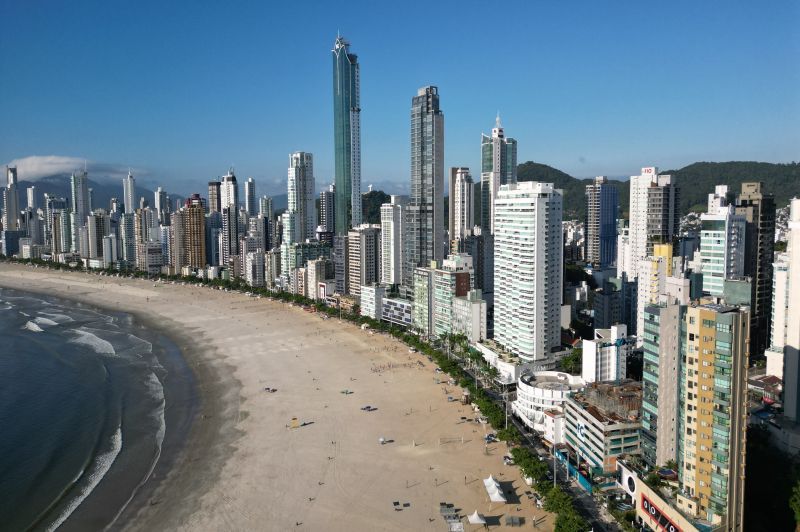 iPhone, GoPro, relógios e alianças: jovem se especializou em achar itens valiosos na praia