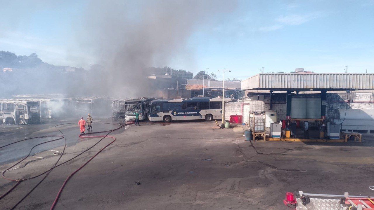 Mais de vinte ônibus foram consumidos pelas chamas em incêndio em garagem de BH