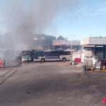 Mais de vinte ônibus foram consumidos pelas chamas em incêndio em garagem de BH