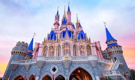O Castelo da Cinderela ganhou tons de rosa entre 2020 e 2026 como parte das comemorações dos 50 anos do Walt Disney World. • Divulgação