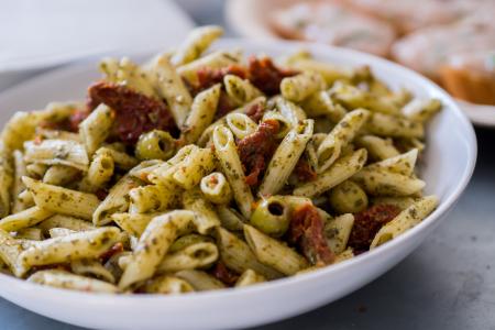 Com poucas calorias e rica em água e fibras, a abobrinha ganha espaço como alternativa à massa tradicional em receitas leves e saborosas