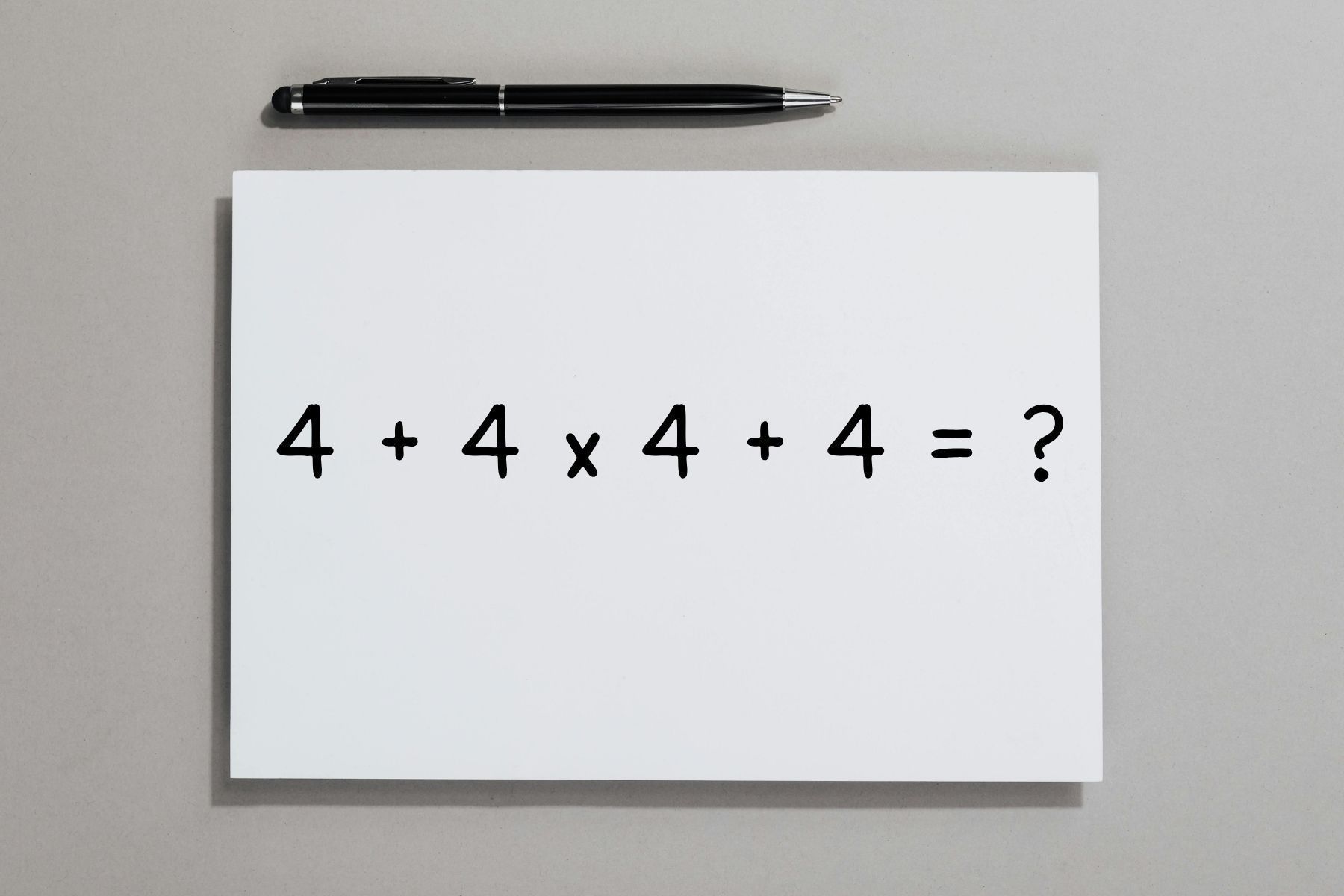 A equação (4 + 4 × 4 + 4) parece fácil, mas muita gente cai na armadilha e erra