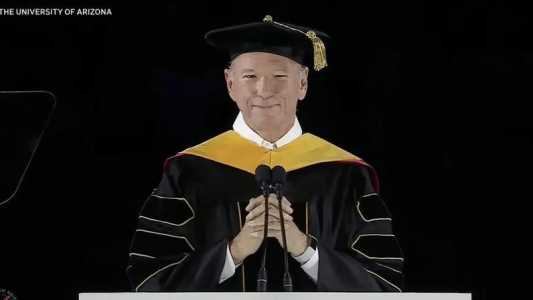 Eric Schmidt durante discurso em formatura na Universidade do Arizona