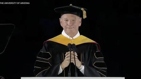 Eric Schmidt durante discurso em formatura na Universidade do Arizona