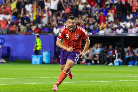 John McGlinn celebra o gol da Escócia contra o Haiti