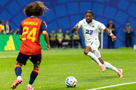 Steven Moreira, defensor de Cabo Verde, contra a Espanha