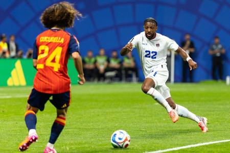 Steven Moreira, defensor de Cabo Verde, contra a Espanha