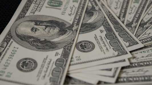 Dólar é referência mundial para negociações comerciais e financeiras; efeito mais percebido pelo consumidor aparece nos preços