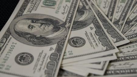 Dólar é referência mundial para negociações comerciais e financeiras; efeito mais percebido pelo consumidor aparece nos preços
