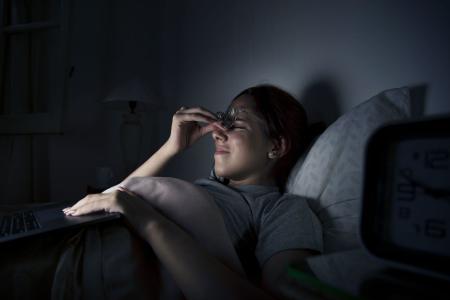 Acordar durante à noite pode estar relacionado a hábitos do dia a dia