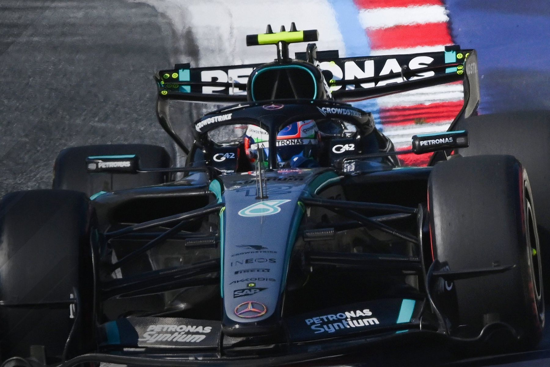 Mercedes volta a dominar 2º treino livre, e Antonelli é o mais veloz; Bortoleto é 10º