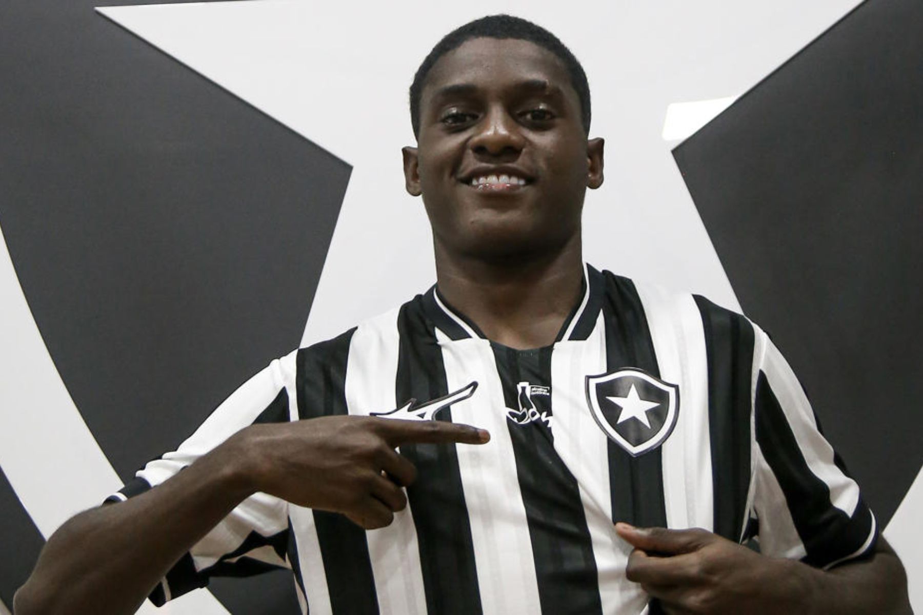 Botafogo renova com joia da base Felipe Januário; veja tempo de contrato