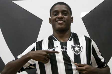 Felipe Januário assinou novo contrato com o Botafogo