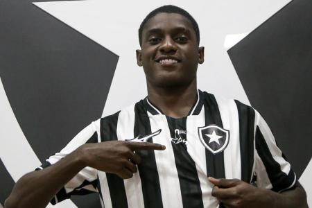 Felipe Januário assinou novo contrato com o Botafogo