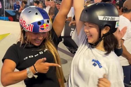 Sky Brown, vice-campeã, celebra título de Hasegawa