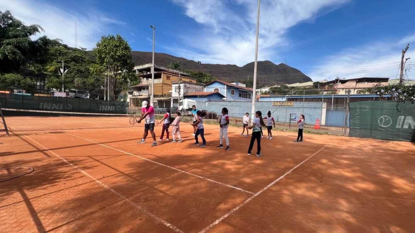 Quadra popular no Barreiro mostra que o tênis é para todos e mobiliza comunidade