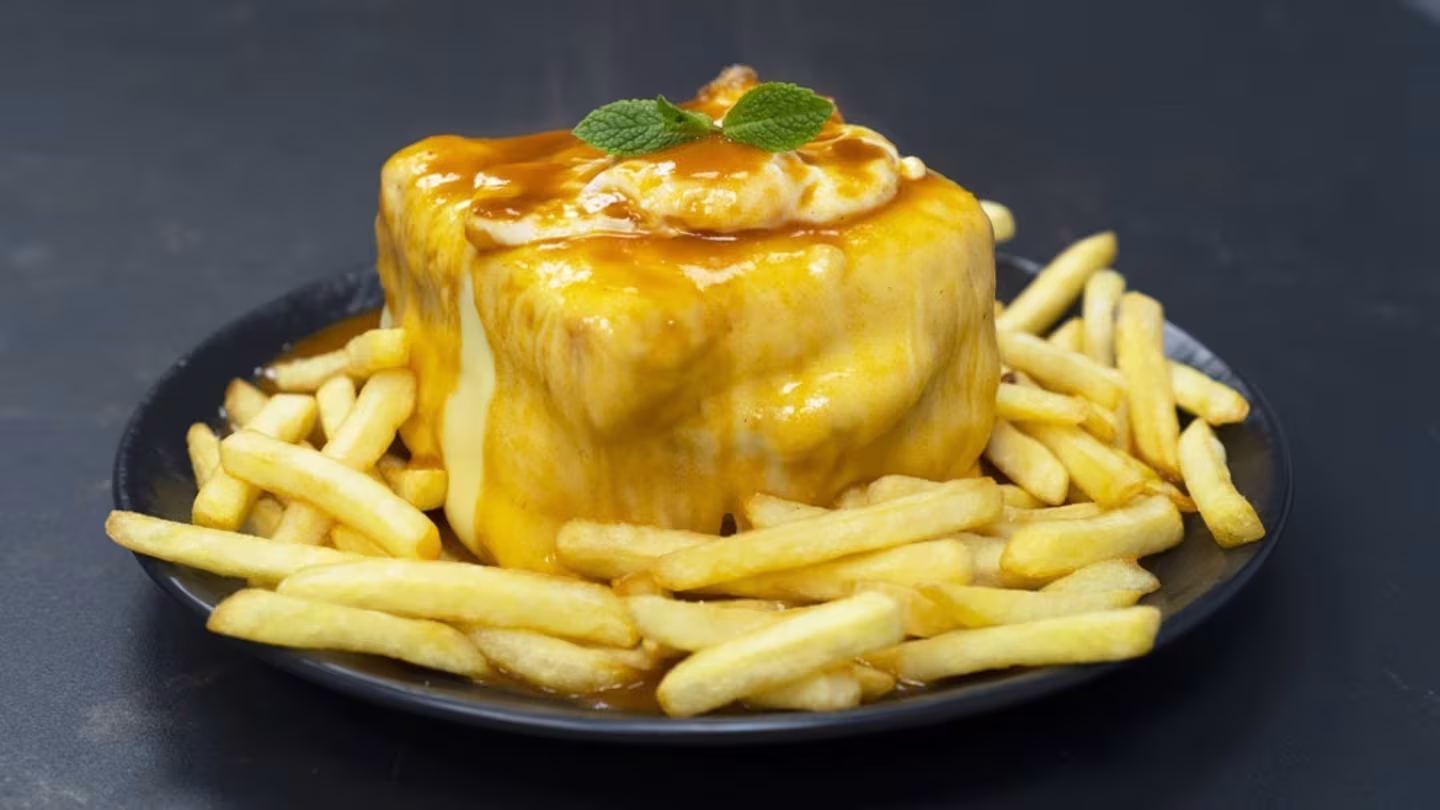 Como preparar a francesinha, sanduíche típico de Portugal entre os melhores do mundo