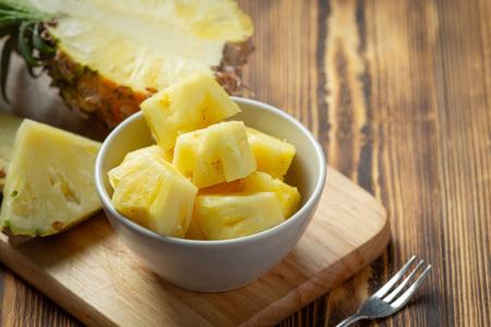 O abacaxi contém bromelina, enzima com ação anti-inflamatória