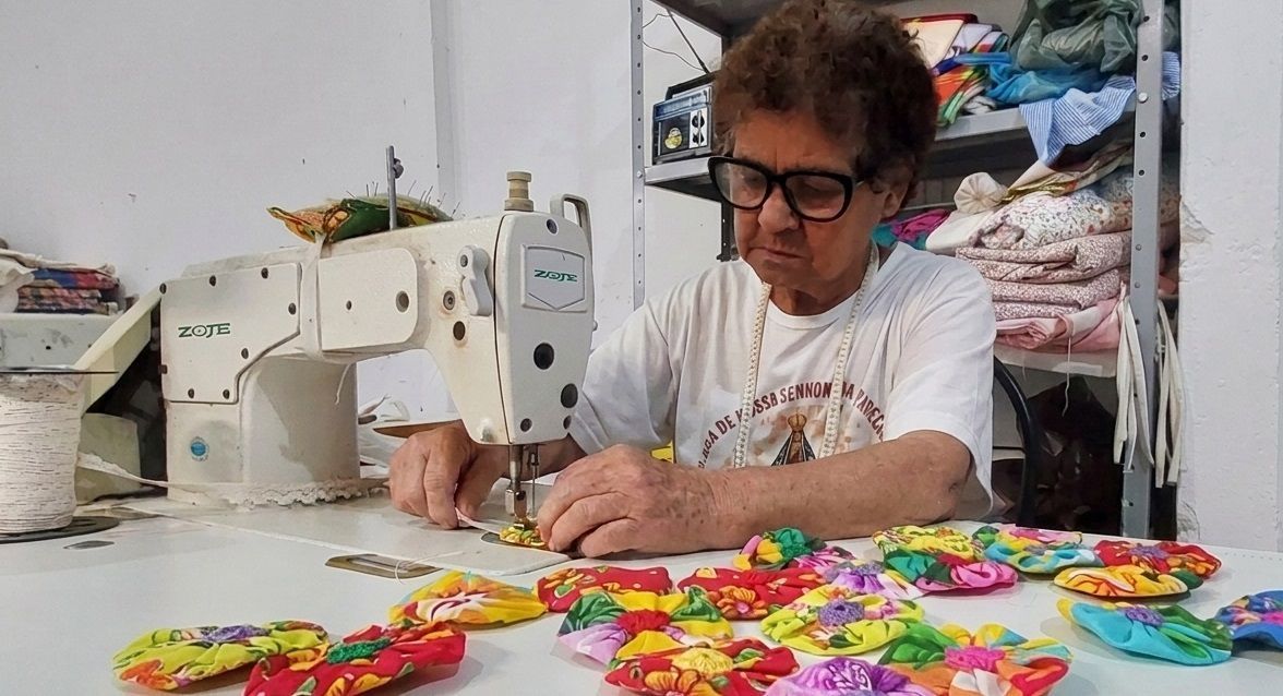 Aos 70 anos, artesã faz do fuxico uma ferramenta de trabalho, renda e inclusão social em MG