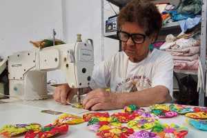 Aos 70 anos, artesã faz do fuxico uma ferramenta de trabalho, renda e inclusão social em MG
