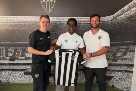 Hajji Gafar (ao centro) na Cidade do Galo